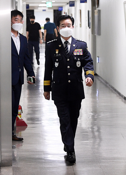 김창룡 경찰청장이 27일 서울 서대문구 경찰청 브리핑룸 앞에서 사의 입장 발표를 위해 이동하고 있다. 2022. 6. 27 오장환 기자