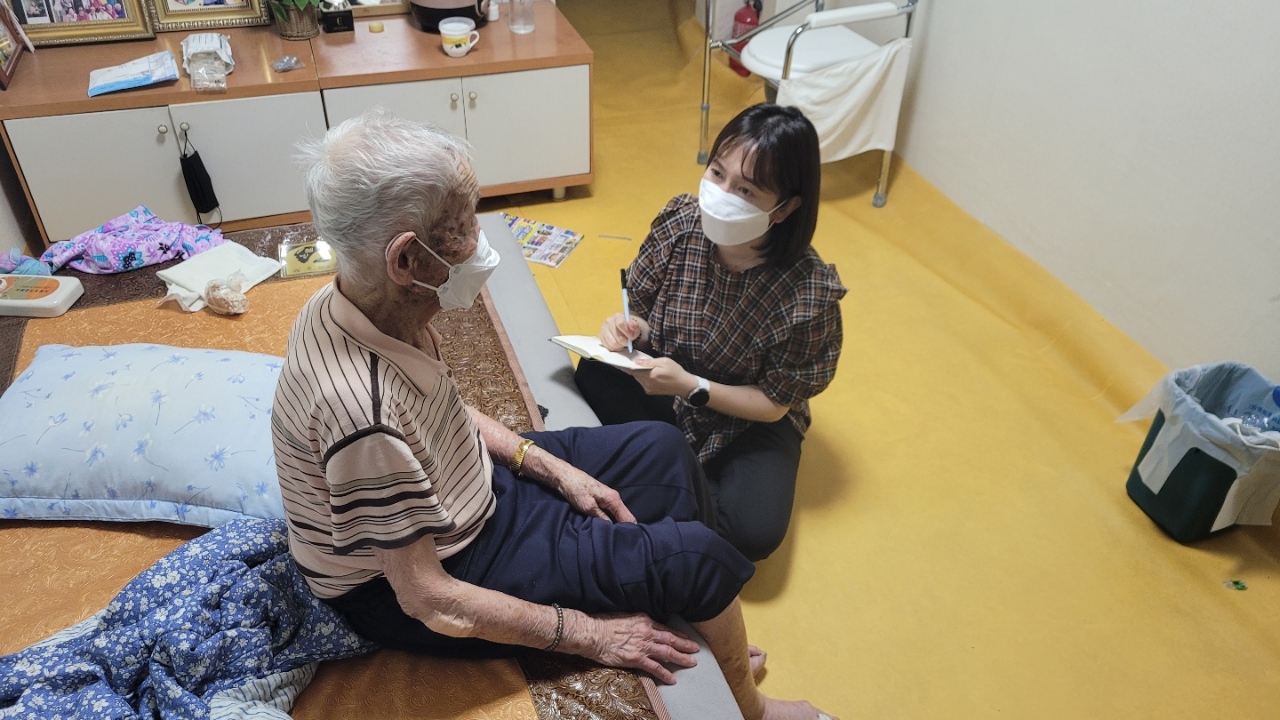 중구 복지상담 플래너가 복지사각지대 가정을 방문해 상담을 하고 있다. 중구 제공