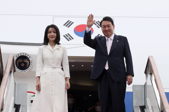 윤석열 대통령이 27일 오후 경기 성남 서울공항에서 나토(NATO, 북대서양조약기구) 정상회의 참석차 출국하기 위해 김건희 여사와 함께 공군 1호기에 탑승하며 손을 흔들고 있다. 2022. 6. 27 박지환 기자