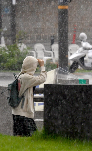 중부지방에 장마비가 쏟아진 27일 서울 광화문에서 우산을 미쳐 준비하지 못한 학생이 비를 맞으며 거리를 걷고 있다. 2022.6.27 박지환기자