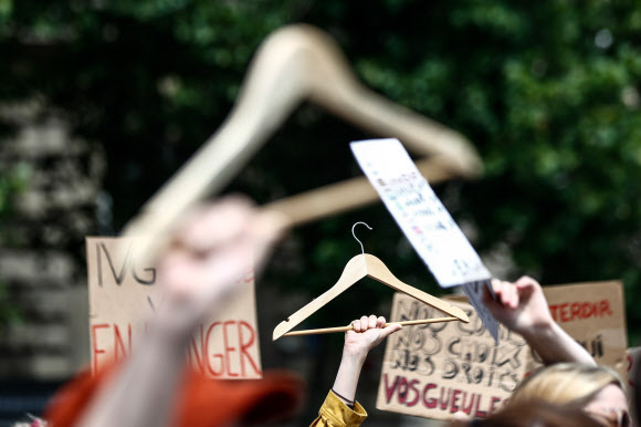 ‘낙태 상징’ 옷걸이 든 시위자