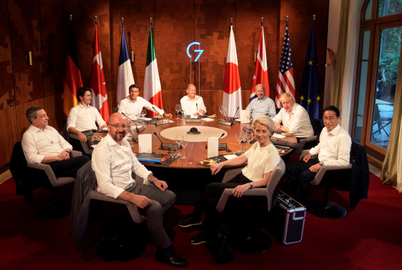 　왼쪽부터 마리오 드라기 이탈리아 총리, 쥐스탱 트뤼도 캐나다 총리, 에마뉘엘 마크롱 프랑스 대통령, 샤를 미셸 유럽연합(EU)  정상회의 상임의장, 올라프 숄츠 독일 총리, 조 바이든 미국 대통령, 보리스 존슨 영국 총리, 우르줄라 폰데어라이엔 EU 집행위원장, 기시다 후미오 일본 총리가 26일(현지시간) 독일 바이에른의 엘마우 성에서 주요 7개국(G7) 정상회의 첫 날 실무 점심회의 도중 재킷을 벗은 채 포즈를 취하고 있다. 　풀기자단 AFP 연합뉴스