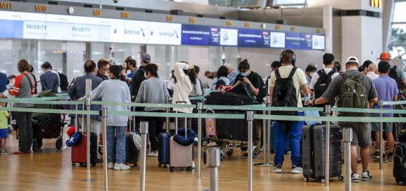 인천국제공항 제1여객터미널 출국장을 찾은 여행객들이 탑승수속을 기다리고 있다. 뉴시스