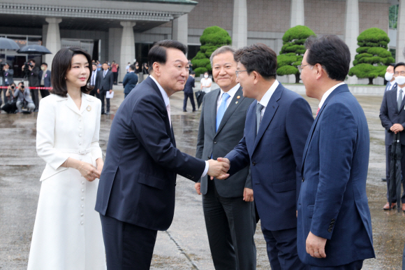 윤석열 대통령이 27일 경기 성남 서울공항에서 나토(북대서양조약기구) 정상회의 참석차 출국하기 전 권성동 국민의힘 원내대표와 악수하고 있다. 왼쪽부터 부인 김건희 여사, 윤 대통령, 이상민 행정안전부 장관, 권 원내대표, 송언석 국민의힘 원내수석부대표. 박지환 기자