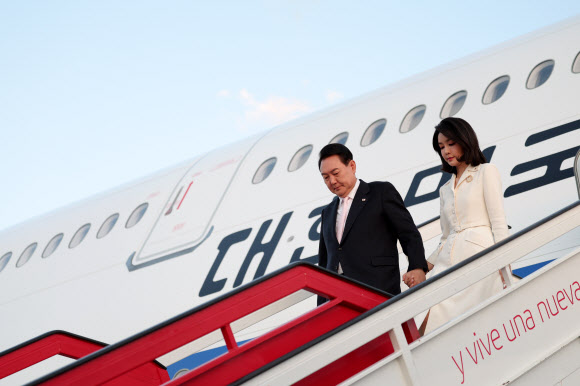 스페인 도착한 윤석열 대통령 내외