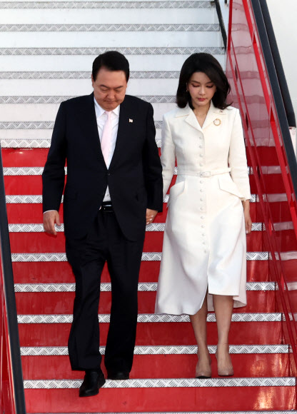 스페인 도착한 윤석열 대통령 내외