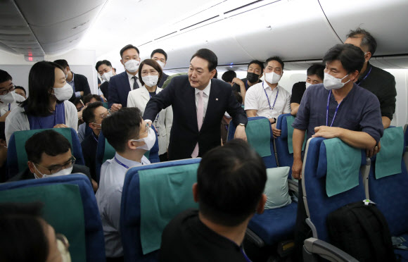 취재진 질문에 답하는 윤석열 대통령