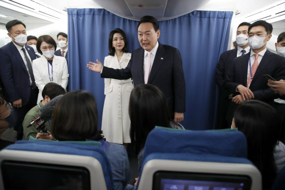 취재진 질문에 답하는 윤석열 대통령