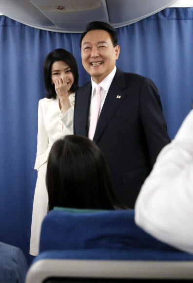 공군 1호기에서 취재진 만난 윤석열 대통령 내외