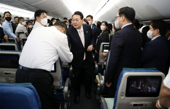 공군 1호기에서 취재진 만난 윤석열 대통령