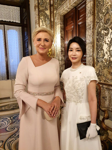 기념촬영하는 김건희 여사와 폴란드 대통령 부인