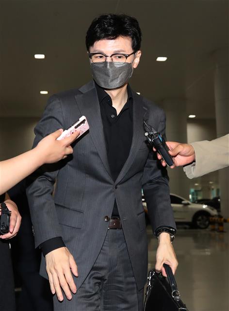 美 FBI 방문차 한동훈 법무장관 출국  한동훈 법무부 장관이 29일 인천국제공항 제2여객터미널에서 취재진의 질문을 받고 있다. 미국 출장에 나선 한 장관은 연방수사국(FBI)을 찾아 인사검증 제도를 살펴보고 법무부 인사정보관리단 운영에 참고할 계획이다. 뉴스1