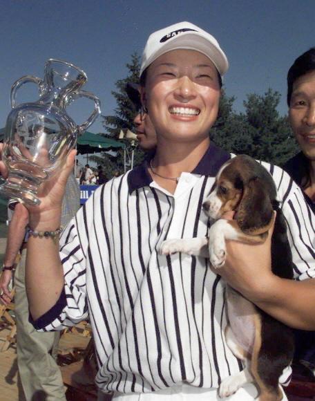 박세리 감독이 선수 시절인 1998년 미국여자골프(LPGA) 제이미파크로거 클래식에서 우승한 뒤 오른손에 우승컵을, 왼손에 반려견 ‘해피’를 안고 기쁨을 만끽하고 있는 모습. 서울신문 DB