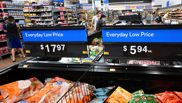인플레이션에 대한 우려 속에 미국인들의 체감경기가 급격히 하락하고 있다. 사진은 미국 캘리포니아주 로즈미드의 한 상점 모습. 2022.6.28 AFP 연합뉴스