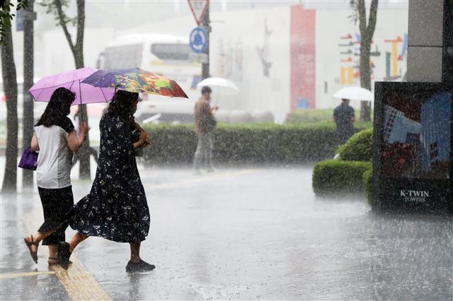 장맛비가 내린 지난달 29일 서울 종로구청 인근에서 우산을 쓴 시민들이 발걸음을 재촉하고 있다. 2022.6.29 뉴스1