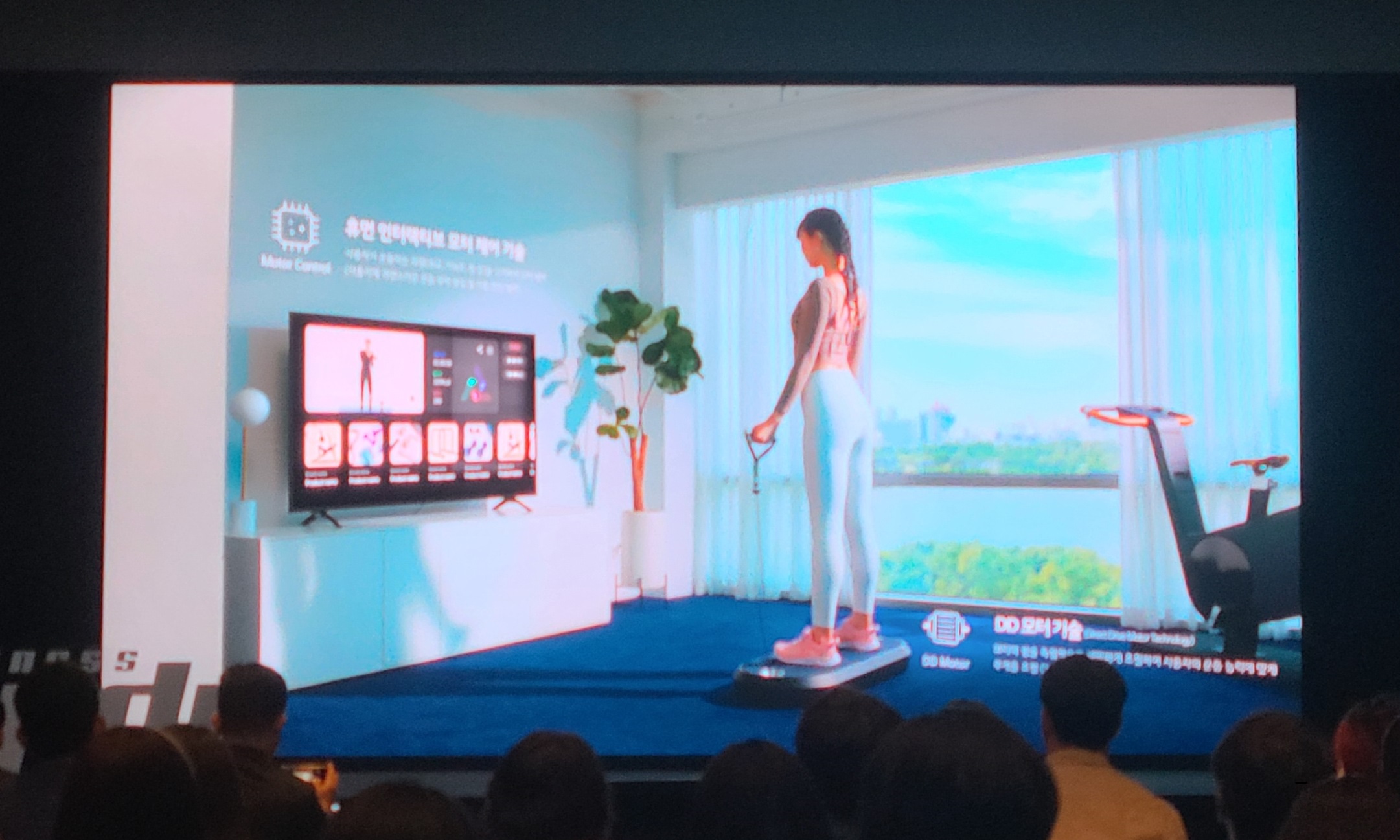 피트니스캔디 애플리케이션(앱)을 활용하면 TV 앱을 통해 모델과 사용자의 자세가 얼마나 동일한지 LG전자의 인공지능(AI) 카메라 기술로 확인할 수 있다. 사진은 이날 현장에서 예시로 보여준 피트니스캔디 앱 활용 시범 영상.<br>윤연정 기자