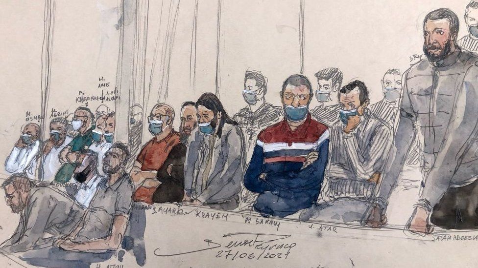 프랑스 법정 스케치화가인 베누아 페이룩이 29일(현지시간) 살라 압데슬람(오른쪽 끝)을 비롯해 지난 2015년 극렬 이슬람 무장집단 이슬람 국가(IS)가 저지른 파리 테러 공격 가담자 13명이 선고 공판에 임하는 모습을 묘사한 그림이다. AFP 