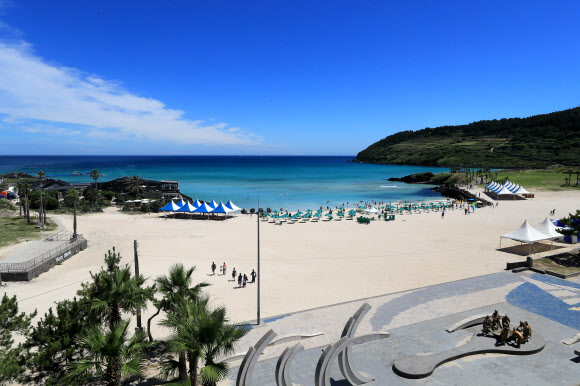 공식 개장 하루 앞둔 제주 함덕해수욕장