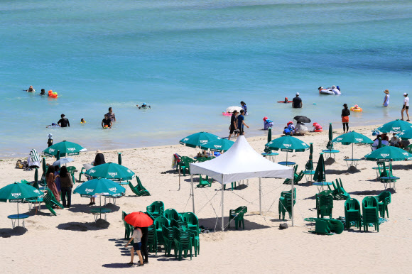 공식 개장 하루 앞둔 제주 함덕해수욕장