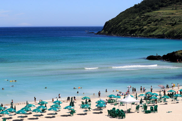 공식 개장 하루 앞둔 제주 함덕해수욕장