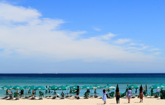 공식 개장 하루 앞둔 제주 함덕해수욕장