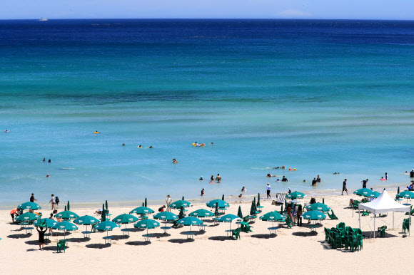 공식 개장 하루 앞둔 제주 함덕해수욕장