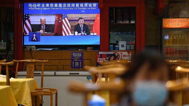 지난해 11월 조 바이든 미국 대통령과 시진핑 중국 주석이 화상 정상회의를 하는 모습이 베이징 취재진 앞에 상영되고 있다. AFP 자료사진 