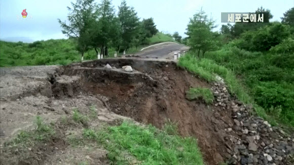 폭우로 파괴된 북한 강원도 세포군 도로