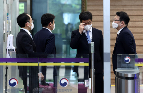 최지석 대검찰청 형사정책담당관(오른쪽) 등 검찰 측 관계자들이 30일 정부과천청사 법무부에서 열린 검·경 협의체 실무협의 첫 회의를 마친 뒤 떠나기 전 로비에서 논의하고 있다. 2022.6.30 연합뉴스