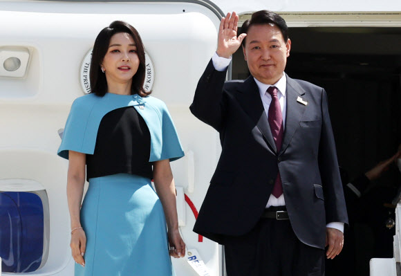 스페인 방문 일정을 마친 윤석열 대통령과 김건희 여사가 30일(현지시간) 마드리드 바라하스 국제공항에서 공군 1호기에 탑승해 손을 흔들고 있다. 2022.6.30  연합뉴스