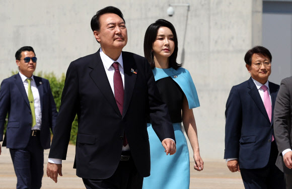 스페인 방문 일정을 마친 윤석열 대통령과 김건희 여사가 30일(현지시간) 마드리드 바라하스 국제공항에서 공군 1호기로 이동하고 있다. 2022.6.30  연합뉴스