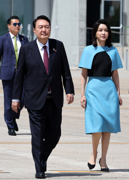 스페인 방문 일정을 마친 윤석열 대통령과 김건희 여사가 30일(현지시간) 마드리드 바라하스 국제공항에서 공군 1호기로 이동하고 있다. 2022.6.30  연합뉴스