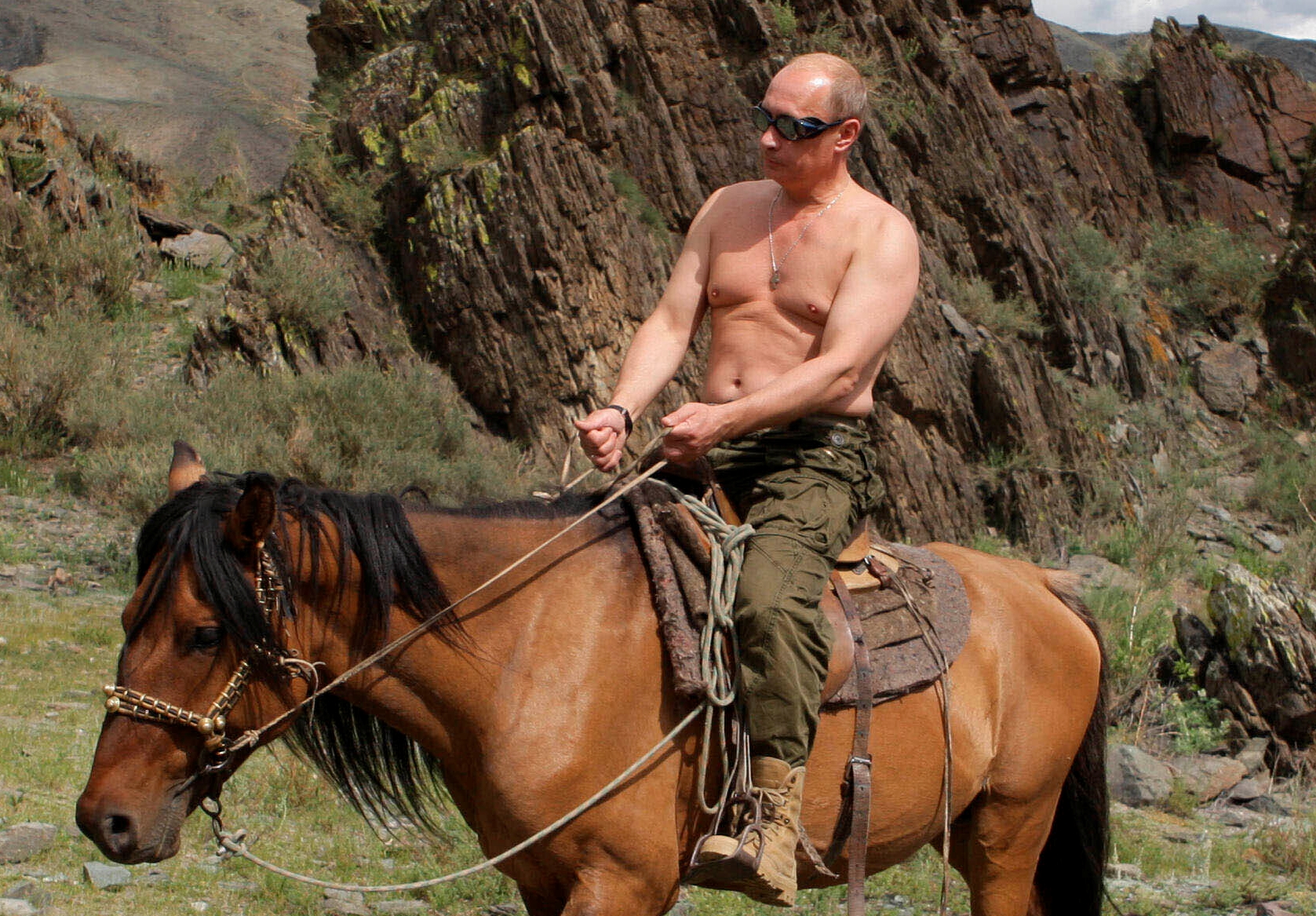 2009년 8월 3일 당시 러시아 블라디미르 푸틴 총리가 시베리아 티바 지역의 산악지대를 여행하면서 말을 타고 있는 모습. 2022.06.30 AP 연합뉴스