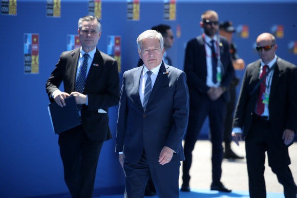 사울리 니니스퇴 핀란드 대통령이 지난달 29일(현지시간) 스페인 마드리드 이페마 컨벤션센터에서 열린 북대서양조약기구(NATO·나토) 정상회의 참석을 위해 회의장에 도착하고 있다. 마드리드 연합뉴스