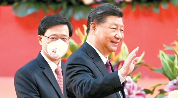 홍콩 주권 반환 25주년인 지난 1일 시진핑(오른쪽) 중국 국가주석이 존 리 신임 홍콩 행정장관과 나란히 걸으며 손을 들어 인사하고 있다. 베이징 AP 연합뉴스