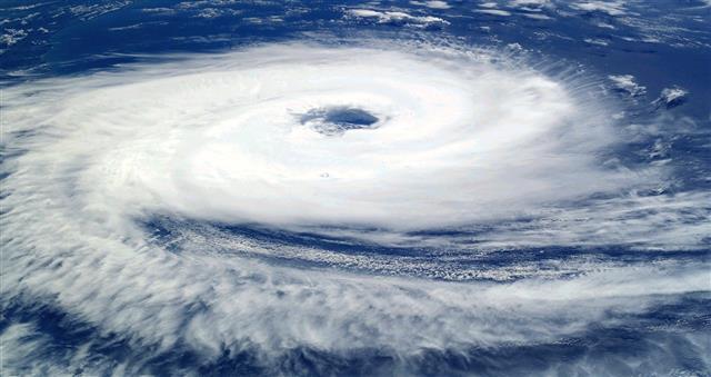 2005년 미국 남동부를 강타한 허리케인 ‘카트리나’를 국제우주정거장(ISS)에서 찍은 모습. 태풍·허리케인 등 열대성저기압은 빈도가 줄고 강도는 세져 점차 예측불가 상황이 되고 있다. 미국 항공우주청(NASA) 제공