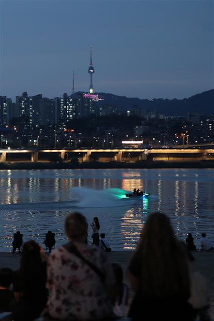 열애야 피해 한강 찾은 시민들