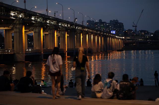 열대야 피해 한강공원 찾은 시민들