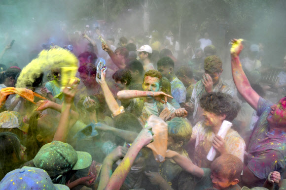 3일(현지시간) 키르기스스탄의 수도 비슈케크에서 열린 힌두교 홀리 축제를 맞아 시민들이 염료 가루를 뿌리며 축제를 즐기고 있다. AP 연합뉴스