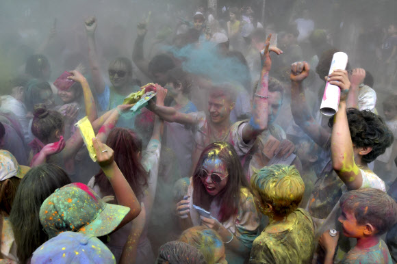 3일(현지시간) 키르기스스탄의 수도 비슈케크에서 열린 힌두교 홀리 축제를 맞아 시민들이 염료 가루를 뿌리며 축제를 즐기고 있다. AP 연합뉴스