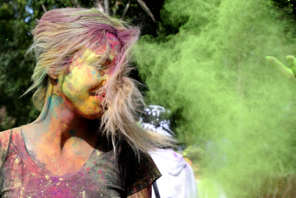 3일(현지시간) 키르기스스탄의 수도 비슈케크에서 열린 힌두교 홀리 축제를 맞아 시민들이 염료 가루를 뿌리며 축제를 즐기고 있다. EPA 연합뉴스