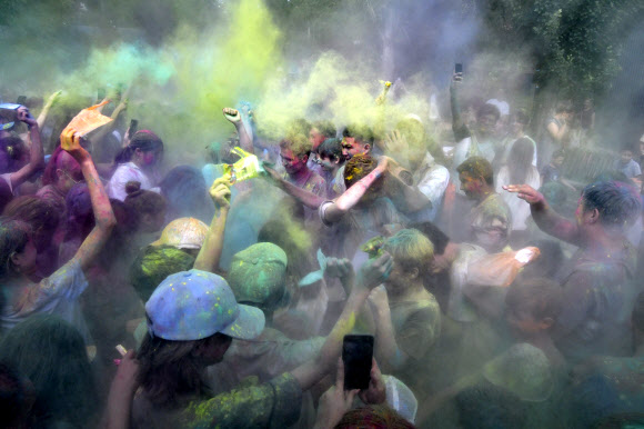 3일(현지시간) 키르기스스탄의 수도 비슈케크에서 열린 힌두교 홀리 축제를 맞아 시민들이 염료 가루를 뿌리며 축제를 즐기고 있다. AP 연합뉴스