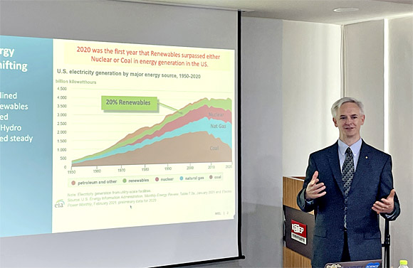 미국 국립재생에너지연구소의 벤 크로포스키(Ben Kroposki) 전력시스템공학센터장이 발표하고 있다. 에너지기술평가원 제공
