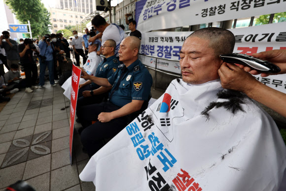전국경찰직장협의회(직협) 민관기 충북 청주흥덕경찰서 직협회장 등 각 4개 경찰서 직협회장들이 4일 서울 서대문구 경찰청 앞에서 행정안전부 경찰국 신설 정책 철회를 요구하는 호소문을 발표한 뒤 삭발하고 있다. 왼쪽부터 민관기 충북 흥덕경찰서 직협회장, 한왕귀 전북 군산서 직협회장, 유희열 경기북부 고양서 직협회장, 주동희 경남 양산서 직협회장. 2022.7.4  연합뉴스