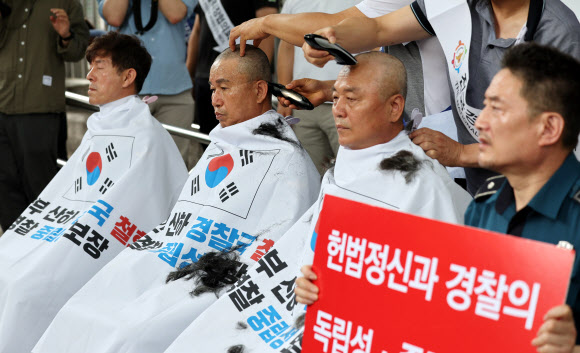 전국경찰직장협의회(직협) 민관기 충북 청주흥덕경찰서 직협회장 등 각 4개 경찰서 직협회장들이 4일 서울 서대문구 경찰청 앞에서 행정안전부 경찰국 신설 정책 철회를 요구하는 호소문을 발표한 뒤 삭발하고 있다. 왼쪽부터 민관기 충북 흥덕경찰서 직협회장, 한왕귀 전북 군산서 직협회장, 유희열 경기북부 고양서 직협회장, 주동희 경남 양산서 직협회장. 2022.7.4  연합뉴스