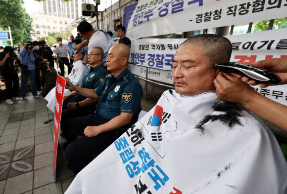 전국경찰직장협의회(직협) 민관기 충북 청주흥덕경찰서 직협회장 등 각 4개 경찰서 직협회장들이 4일 서울 서대문구 경찰청 앞에서 행정안전부 경찰국 신설 정책 철회를 요구하는 호소문을 발표한 뒤 삭발하고 있다. 2022.7.4  연합뉴스