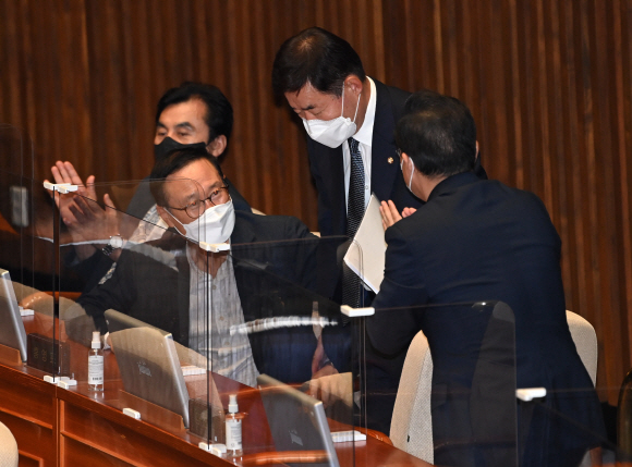 국회의장으로 선출된 김진표 더불어민주당 의원이 4일 오후 서울 여의도 국회 본회의장에서 열린 제398회 국회(임시회) 제1차 본회의에서 박홍근 원내대표를 비롯한 의원들에게 축하를 받고 있다.2022. 7. 4  김명국 기자