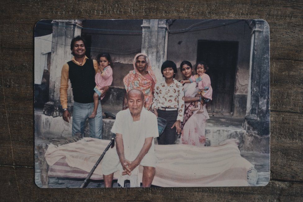 다야난드 고사인(왼쪽 끝)이 딸을 안은 채 시력이 좋지 않아 마을 사람들 말만 믿고 아들로 받아들인 카메슈와르 싱(앞), 카메슈와르의 아내 람사크히 데비, 자신의 아내, 아들딸과 포즈를 취하고 있다. 영국 BBC 홈페이지 캡처 