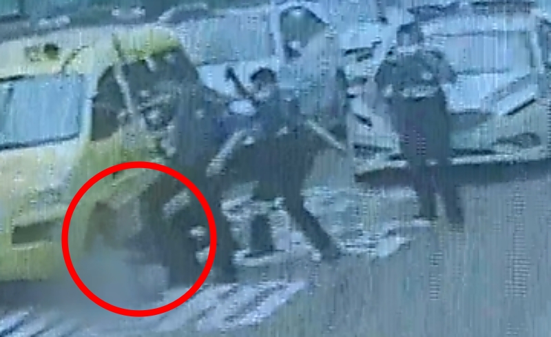 지난달 29일 광산구 월곡동 골목에서 부엌칼을 들고 활보한 베트남 국적 20대 남성 A씨를 경찰이 제압하고 있다. KBS뉴스