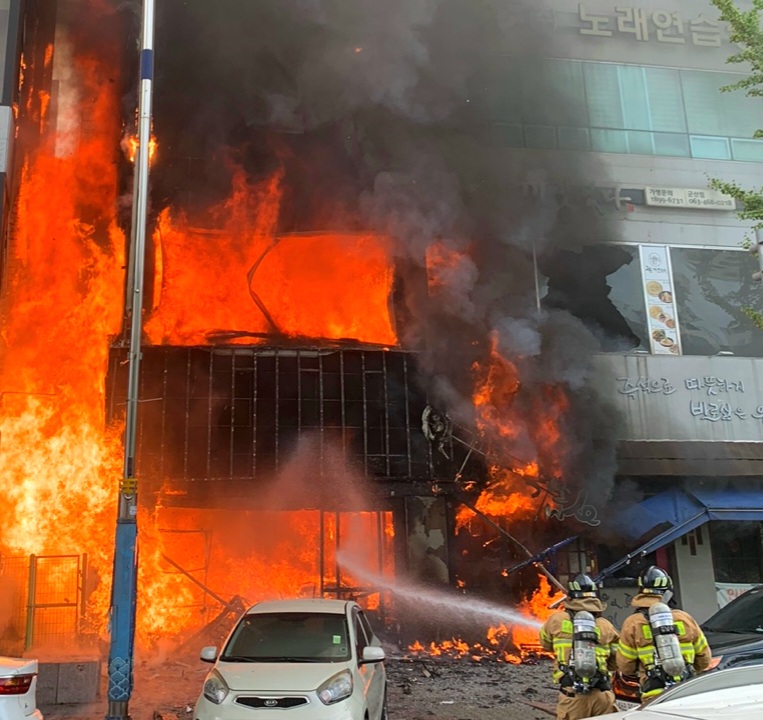 군산 상가 화재  전북 군산시 한 상가에서 불이나 소방당국이 진화 작업을 벌이고 있다. 2022.7.4 전북소방본부 제공